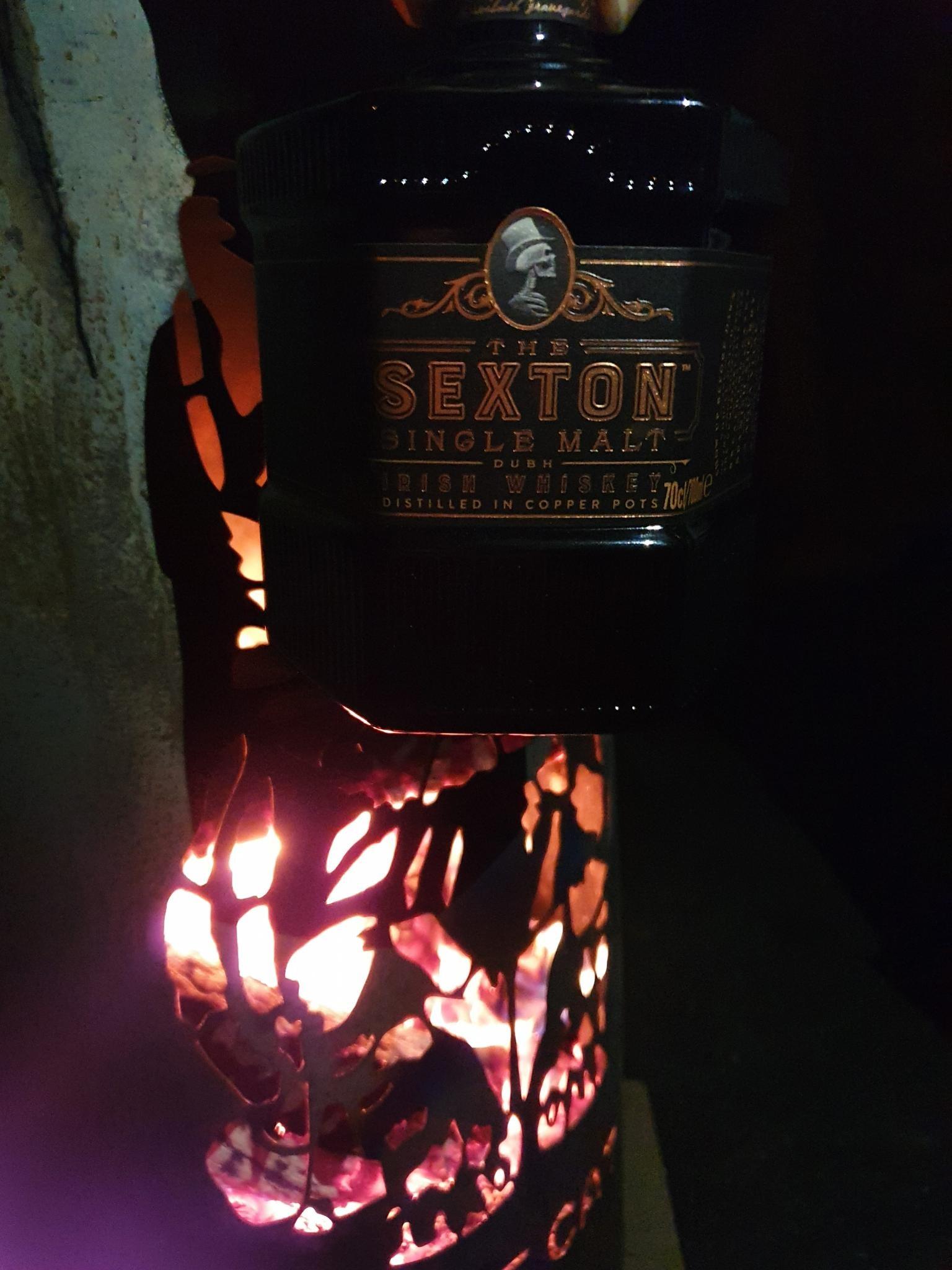 The Sexton mit Feuertonne